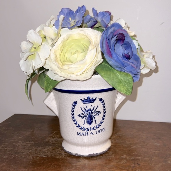 Vase with flowers - Picture 3 of 5